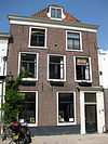 Pand met gepleisterde lijstgevel