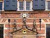 Beeldengroep stadhuis Naarden -  Beeldengroep (v.l.n.r. hoop, gerechtigheid en geloof) aan de gevel van het stadhuis van Naarden