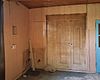 Interieur achterkamer, bedstede met gesloten deuren - Hoogwoud - 20343897 - RCE -  Stolpboerderij/ Langhuisboerderij: Interieur achterkamer, bedstede met gesloten deuren 