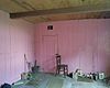 Interieur, wand tegenover de bedstede in de tuigkamer - Hoogwoud - 20343877 - RCE -  Stolpboerderij/ Langhuisboerderij: Interieur, wand tegenover de bedstede in de tuigkamer 