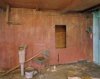 Interieur, bedstede en waterpomp