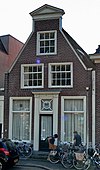 WLM - M.arjon - Purmerend Wagenbeurs 2 (1) - Huis met door een fronton bekroonde puntgevel. Ingang in een pilasteromlijsting 17e eeuw (pand); begin 19e eeuw (gevel) 