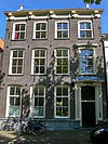 Huis met ondiepe voorbouw