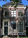 WLM - M.arjon - Purmerend Venedien 12 - Huis met lijstgevel in Lodewijk XVI-stijl. Gesneden deur, bovenlicht en pilasteromlijsting, XIXa. Rechts een houten poortje, bekroond door een fronton, XIX. 18e eeuw (pand en gevel); 19e eeuw (deurpartij); 19e/20e eeuw (ramen) 