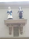 Beelden De Schuilhoeve, Grootebroek.JPG -  Weeskinderen boven ingang van De Schuilhoeve