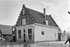 Pand met nieuw opgemetselde trapgevel, waarin een gevelsteen van 1643 en enige oude onderdelen
