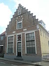 Zesstedenweg 233, Grootebroek.JPG -  Pand met nieuw opgemetselde trapgevel, waarin een gevelsteen van 1643 en enige oude onderdelen