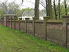 Velsen-Zuid - Rijksweg 136 - Tuinmuur met speelhuisje Beeckestijn.JPG - Beeckestijn: tuinmuur met ezelsrug, en speelhuisje This file was uploaded with Commonist.