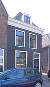 Pand met gevel met rechte kroonlijst