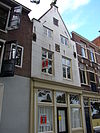 Pand met gepleisterde topgevel