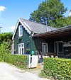 Houten huis met zolderverdieping onder mansardekap