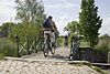 Fietsers op de draaibrug over de 's-Gravelandse Vaart, onderdeel van de Nieuwe Hollandse Waterlinie - Weesp - 20429683 - RCE -  Draaibrug: Fietsers op de draaibrug over de 's-Gravelandse Vaart, onderdeel van de Nieuwe Hollandse Waterlinie (opmerking: Gefotografeerd voor publicatie over Cultuurlandschap)