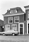 Pand met gevel met rechte kroonlijst, houten deuromlijsting