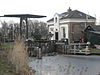 Schutsluis bij Fort uitermeer -  Schusluis tussen de rivier de Vecht en de 's-Gravenlandse vaart, bij Fort Uitermeer. Foto is genomen in de richting van Weesp.