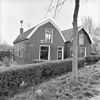 Houten huis met zolderverdieping onder mansardekap