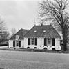 Overzicht straatzijde boerderij - gevel - Weesp - 20252615 - RCE -  Boerderij: Overzicht straatzijde boerderij - gevel (opmerking: Dit object stond tot 2007-12-20 in Adlib vermeld onder Huisnummer 110 ...) 