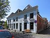 Twee woonhuizen, een geheel vormend met het buurnummer 20, met verdieping onder afzonderlijke schilddaken