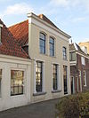 Pand met gepleisterde lijstgevel, die het karakter draagt van het derde kwart 19e eeuw