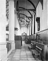 Interieur zuidelijke zijbeuk naar het oosten - Weesp - 20252204 - RCE -  Nederlands Hervormde Kerk: interieur zuidelijke zijbeuk naar het oosten 