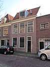 Pand met gevel met rechte getande kroonlijst