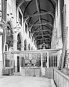 Interieur naar het westen, koorhek - Weesp - 20252214 - RCE -  Nederlands Hervormde Kerk: Interieur naar het westen, koorhek 