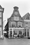 Pand met topgevel met hardstenen gebeeldhouwde versieringen, guirlandes etc
