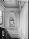 Interieur trappenhuis, nis met marmeren gedenkteken - Weesp - 20252133 - RCE -  raadhuis - stadhuis: Interieur trappenhuis, nis met marmeren gedenkteken (opmerking: In: Buiten ; 16(1922), nr. 45, p. 536) 