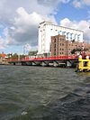 WLM - Minke Wagenaar - 09-09-04 De Zaan 034 - Projecten aan de Zaan Boottocht 4 september 2009 BNA Kring Amsterdam-Kennemerland Beschrijving door de Rijksdienst voor het Cultureel Erfgoed: Inleiding Gefaseerd tot stand gekomen FABRIEKsensemble, deel uitmakend van het pellerijcomplex 'Mercurius' en uitgevoerd in een sobere utilitaire trant met kenmerken van de Overgangsarchitectuur. Het ensemble bestaat uit vijf gekoppelde onderdelen: de stoomgortpellerij 'Mercurius' uit 1893, de gerstpellerij 'Mercurius' uit 1900-1901, het gebouw voor de g…