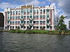WLM - Minke Wagenaar - 09-09-04 De Zaan 028 - Projecten aan de Zaan Boottocht 4 september 2009 BNA Kring Amsterdam-Kennemerland Beschrijving door de Rijksdienst voor het Cultureel Erfgoed: Inleiding Vrijstaand en omvangrijk voormalig FABRIEKSPAND 'Mercurius' uit 1919-1921, deel uitmakend van het gelijknamige pellerijcomplex. Het voor opslag, graanwerking en schaft- en kleedlokalen bestemde pand werd in opdracht van de N.V. Koninklijke Pellerij 'Mercurius' voorheen Gebroeders Laan gebouwd naar ontwerp van de Wormerveerse aannemer-architect …