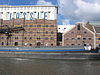 WLM - Minke Wagenaar - 09-09-04 De Zaan 031 - Projecten aan de Zaan Boottocht 4 september 2009 BNA Kring Amsterdam-Kennemerland Beschrijving door de Rijksdienst voor het Cultureel Erfgoed: Inleiding Gefaseerd tot stand gekomen FABRIEKsensemble, deel uitmakend van het pellerijcomplex 'Mercurius' en uitgevoerd in een sobere utilitaire trant met kenmerken van de Overgangsarchitectuur. Het ensemble bestaat uit vijf gekoppelde onderdelen: de stoomgortpellerij 'Mercurius' uit 1893, de gerstpellerij 'Mercurius' uit 1900-1901, het gebouw voor de g…