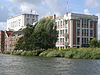 WLM - Minke Wagenaar - 09-09-04 De Zaan 026 - Projecten aan de Zaan Boottocht 4 september 2009 BNA Kring Amsterdam-Kennemerland Beschrijving door de Rijksdienst voor het Cultureel Erfgoed:Inleiding Vrijstaand en omvangrijk voormalig FABRIEKSPAND 'Mercurius' uit 1919-1921, deel uitmakend van het gelijknamige pellerijcomplex. Het voor opslag, graanwerking en schaft- en kleedlokalen bestemde pand werd in opdracht van de N.V. Koninklijke Pellerij 'Mercurius' voorheen Gebroeders Laan gebouwd naar ontwerp van de Wormerveerse aannemer-architect M…