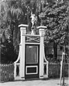 Houten tuinpoort met het beeld van een engel met blazoen - Koog aan de Zaan - 20126811 - RCE -  Tuin/ Poort: Houten tuinpoort met het beeld van een engel met blazoen 