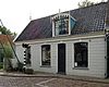 Houten huis onder zadeldak