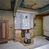 Interieur, woonkamer, betegelde schouw met kachel - Zaandam - 20002186 - RCE -  Haaldersbroek/ Houtbouw: Interieur, woonkamer, betegelde schouw met kachel 
