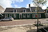 Houten huis met brede lijstgevel