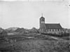 Overzicht zuidgevel met kerkhof en zicht op gedeelte van het dorp - Callantsoog - 20046432 - RCE -  Hervormde Kerk: Overzicht zuidgevel met kerkhof en zicht op gedeelte van het dorp 
