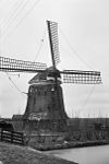 Grondzeiler in vervallen staat van voren gefotografeerd - Sint Maartensbrug - 20144095 - RCE -  Molen Noorder G: Grondzeiler in vervallen staat van voren gefotografeerd 