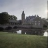 Overzicht voorzijde met toren en gracht met toegangsbrug