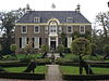 Den Berg: zonnewijzer met natuurstenen piedestal