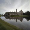 Overzicht rechter zijgevel met rechter bouwhuis en gracht