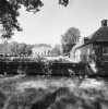 Overzicht voorgevel met voorplein en rechter bouwhuis