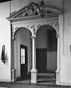 Dubbelgeboogde houten poort naar de trap - Deventer - 20054403 - RCE -  Stadhuis: dubbelgeboogde houten poort naar de trap 