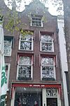 Winkel en woonhuis met klokgevel en kuifstuk in rococostijl