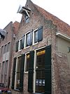 Hoekhuis met gepleisterde rechte gevel, in jaarankers gedateerd 1644