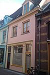 Huis met gepleisterde lijstgevel