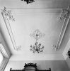 interieur, VOORKAMER, STUCPLAFOND