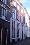 Onderkelderd huis met kroonlijst