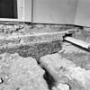 Opgraving in de voormalige raadzaal, gezien naar het westen op de voorgrond de tufstenen muur - Deventer - 20054430 - RCE -  Stadhuis: opgraving in de voormalige raadzaal, gezien naar het westen op de voorgrond de tufstenen muur 