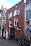 Pand met gepleisterde rechte gevel