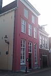Hoekhuis met forse gepleisterde lijstgevel